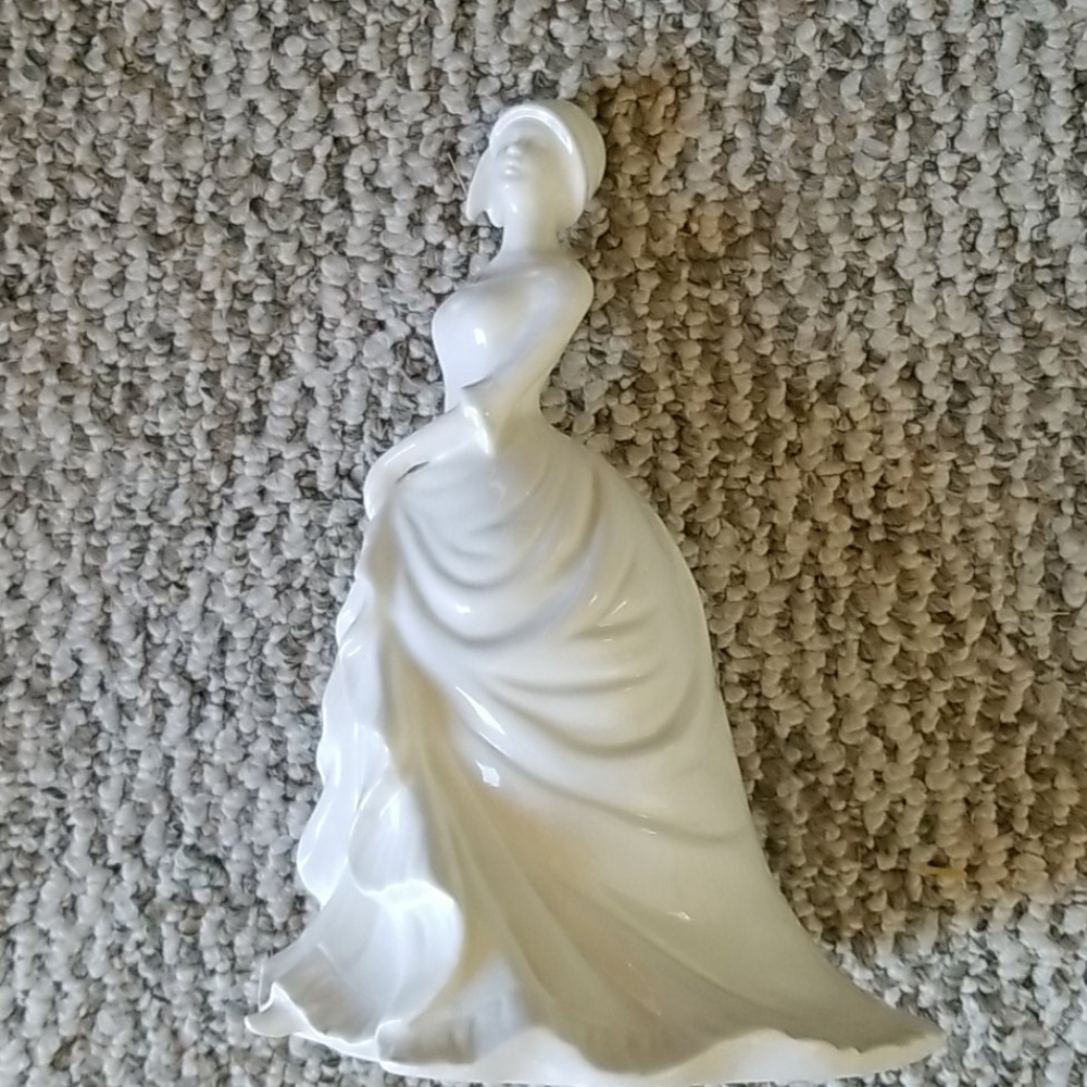Paris Royal white figuring woman with flowing gown